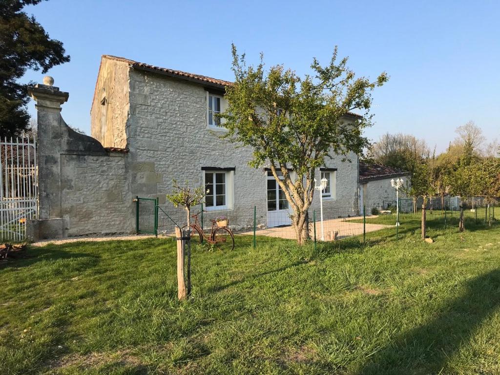 Le Logis Du Plessis Bed & Breakfast Chaniers Dış mekan fotoğraf